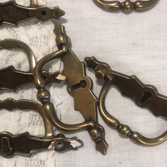 Gorgeous Colonial Drawer pulls - Set of 7. Beautiful rich looking brass. - Picture 9 of 10